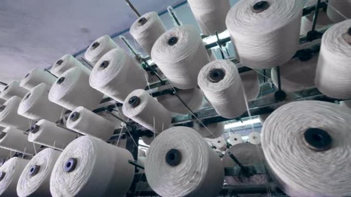 纺织厂机器将线缠绕到线轴上。工业织物生产线