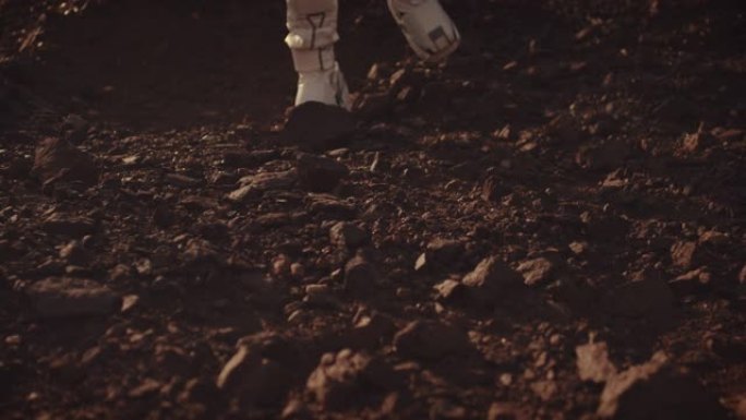 两名宇航员在火星上行走