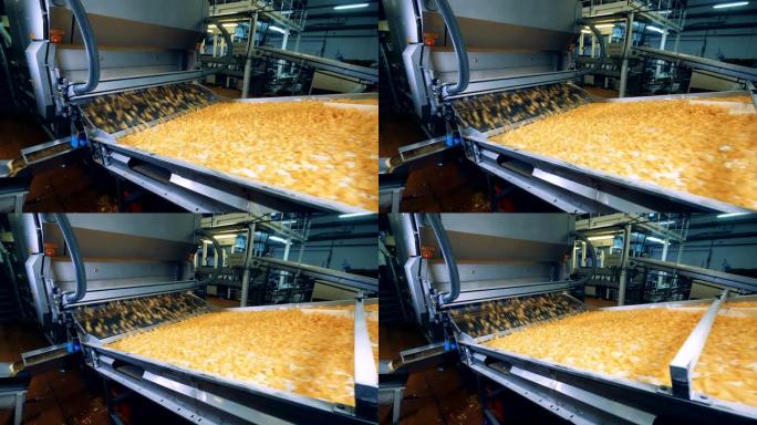 工厂机器正在重新放置薯片