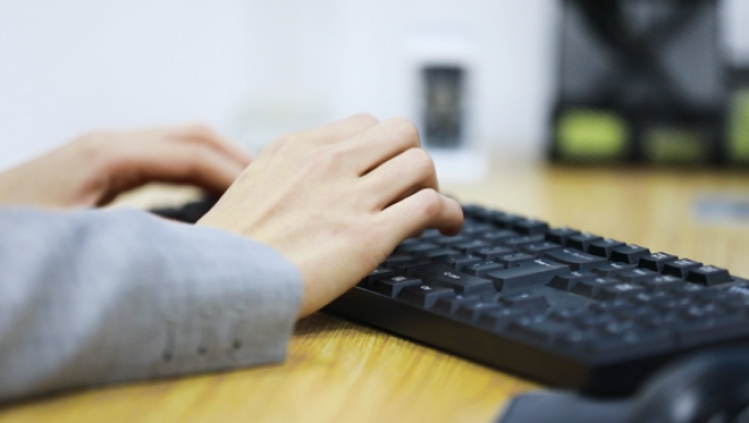 键盘打字 职场美女工作接电话