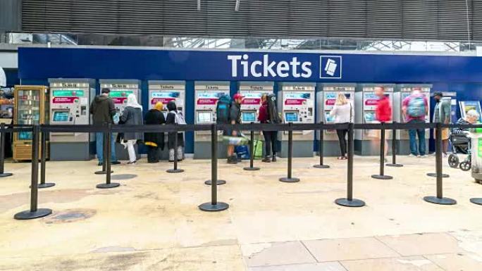 英国苏格兰格拉斯哥火车站售票厅的延时步行通勤人群