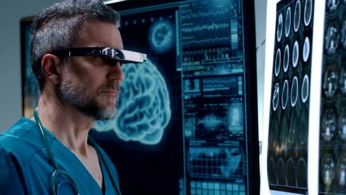 医生用VR耳机检查脑部扫描