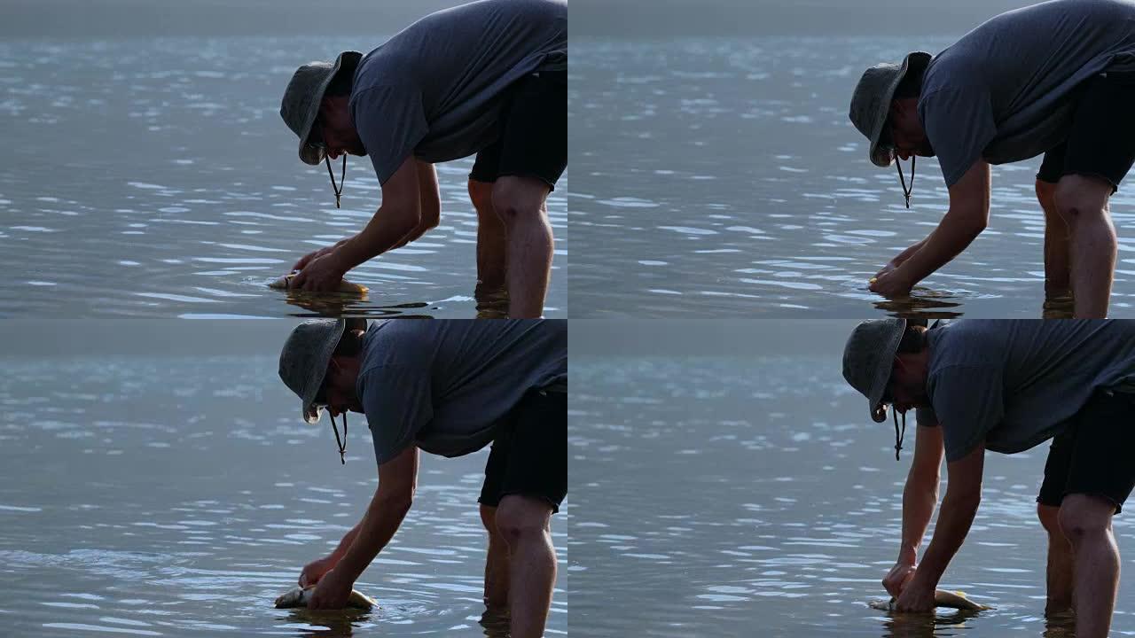 渔夫清理河里的一条死鱼4k