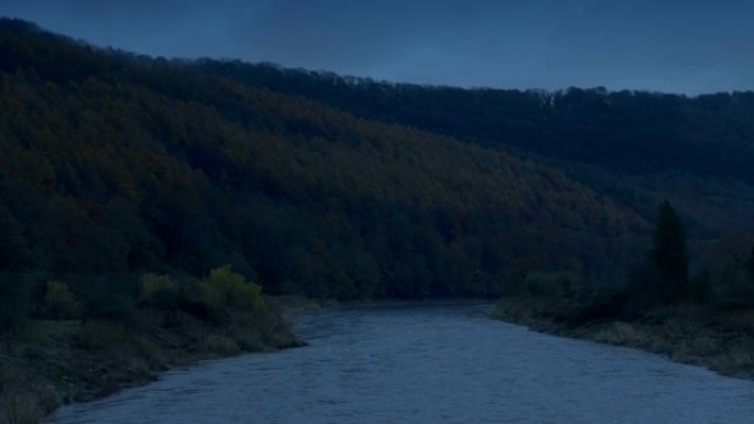 秋天晚上的河谷