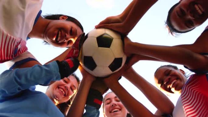 多样化女子足球队4k的低角度视图