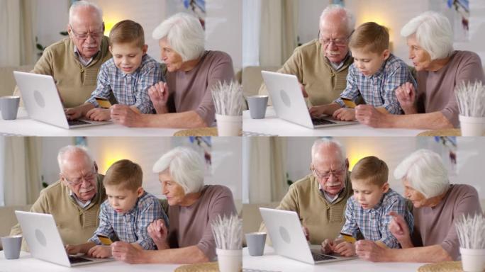 男孩和祖父母一起在网上购物