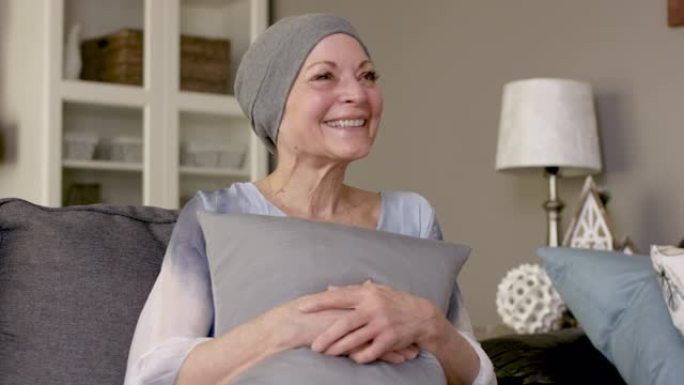 一名患有癌症的妇女坐在家里的沙发上
