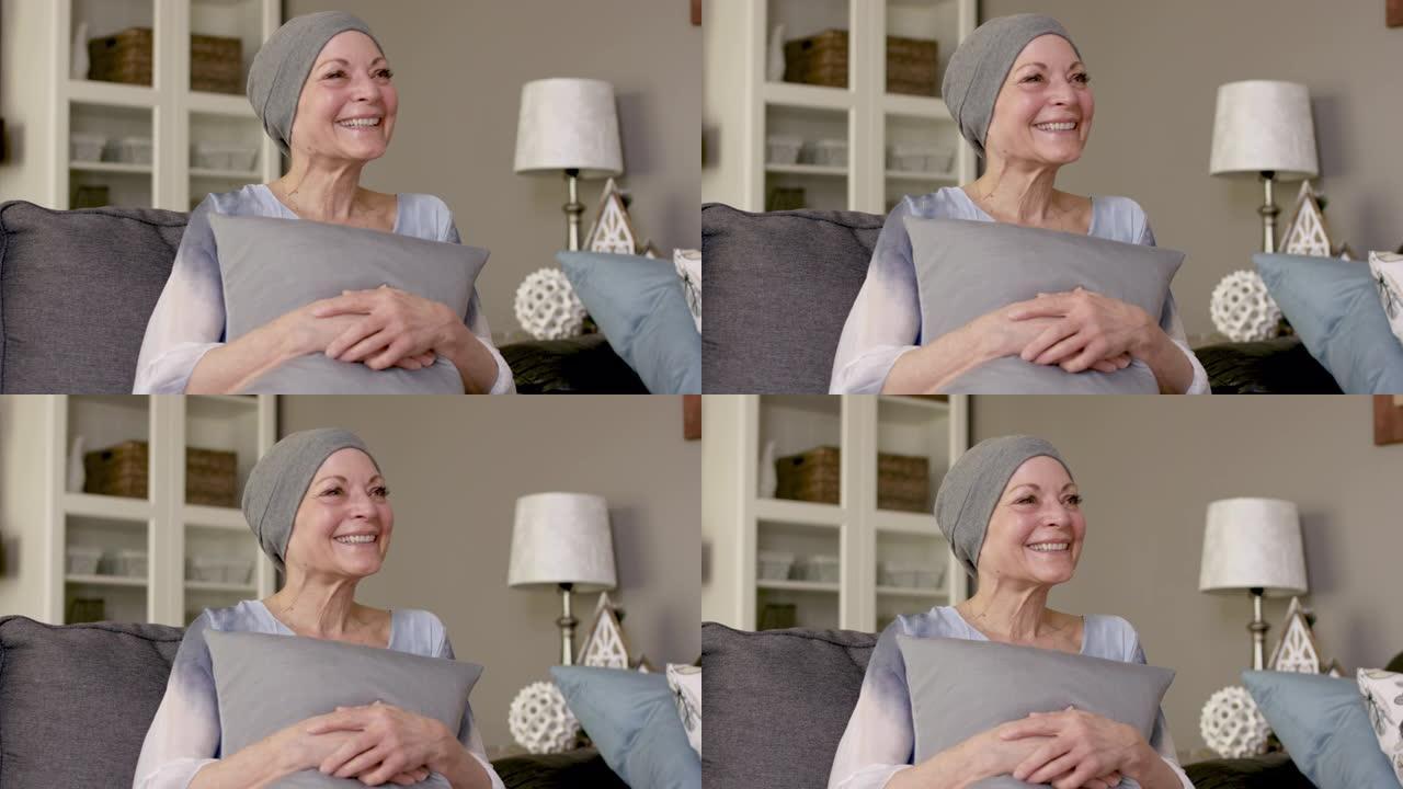 一名患有癌症的妇女坐在家里的沙发上