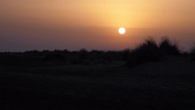 空旷的海滩日落。和平场景