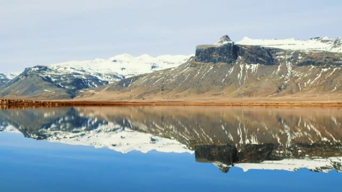 冰岛WS风景秀丽的山和湖景