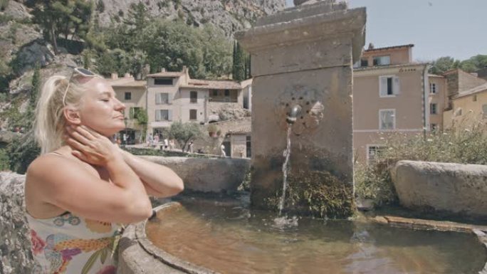 在Moustier圣玛丽的喷泉上，SLO MO女人清新的脸