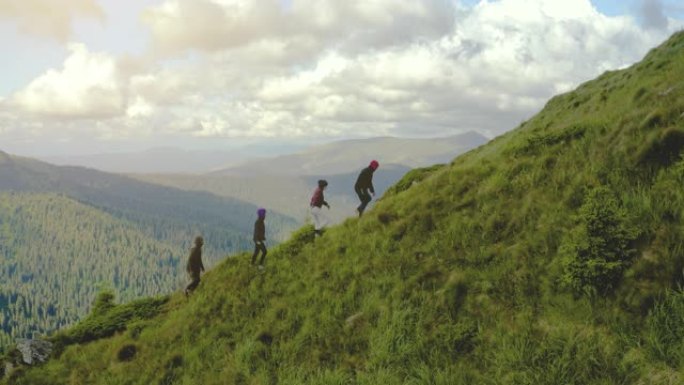 四个人走到山顶四个人走到山顶爬山徒步旅行
