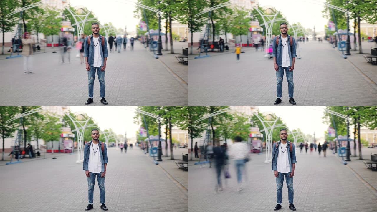 阿拉伯家伙独自背着背包站在街上的延时肖像