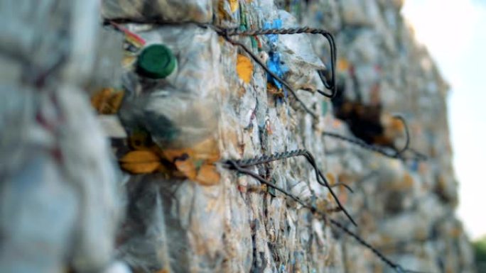 在回收厂关闭压缩成堆叠的塑料废物。