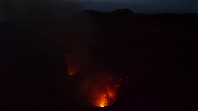 剧烈的爆炸将熔岩从活火山深处喷出。