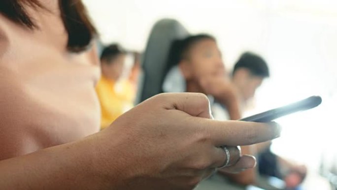 在飞机上使用智能手机的游客