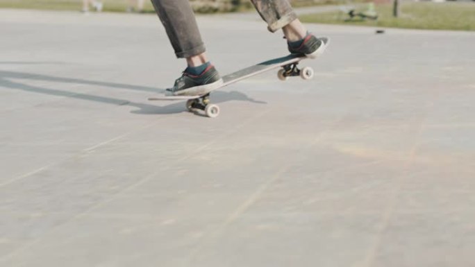 年轻男子女士在阳光小镇广场滑板