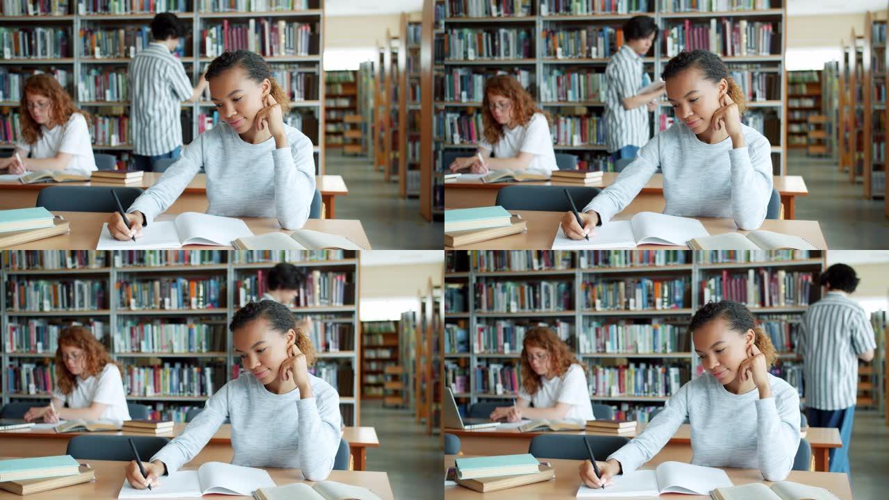 混血学生在图书馆学习，而其他人在背景中学习