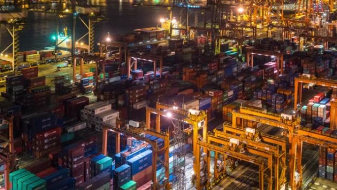 延时: 夜间在香港青衣港海上集装箱港口的货船货运工作，背景为城市景观