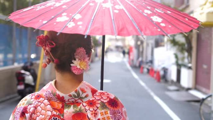 穿着传统和服的亚洲女性