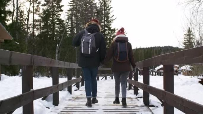 冬天在国家公园散步的夫妇
