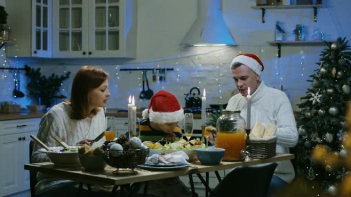 圣诞餐桌旁的家庭