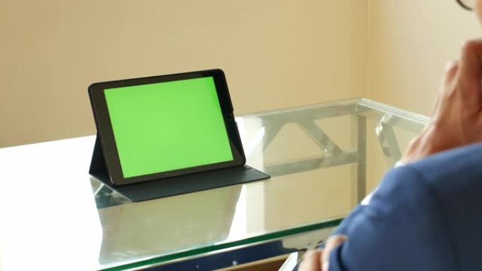商人看数字平板电脑绿屏