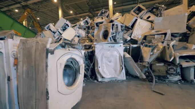 垃圾场中的废弃洗衣机
