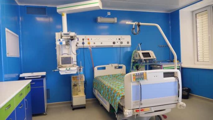 用现代化的设备和床位清洁医院病房。