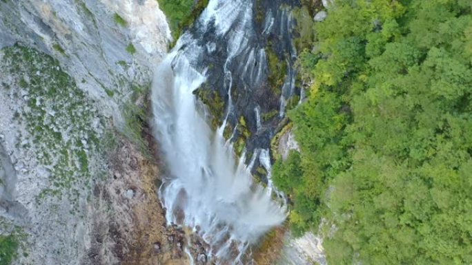 斯洛文尼亚的空中雄伟瀑布博卡