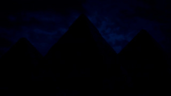 夜间沙漠中的金字塔