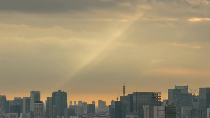 东京铁塔的4k时间流逝与各种建筑的城市景观和交通道路交叉口在日落时间的高峰时间有来自日本东京晴空塔东