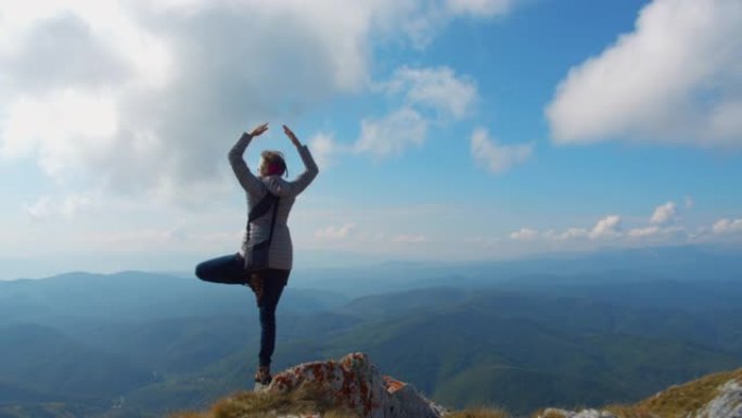 WS无法辨认的女人在山上做瑜伽姿势