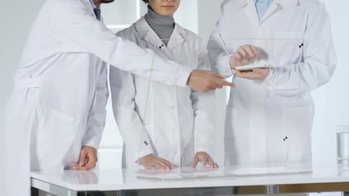 三位医生使用玻璃多点触控显示器