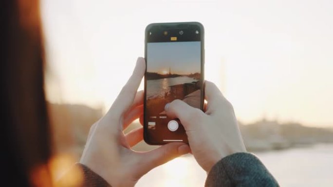电影特写，快乐女人在巴黎的艾菲尔铁塔和塞纳河拍摄日落的智能手机照片慢动作
