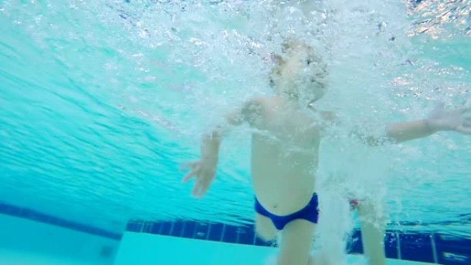 儿童学习游泳的水下镜头