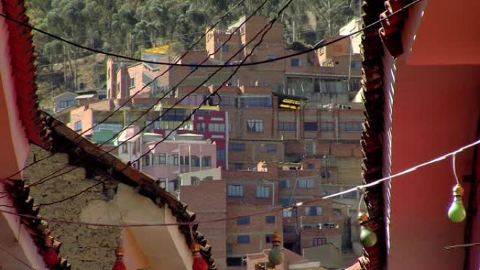 南美洲玻利维亚拉巴斯有灯泡和电线的街道。