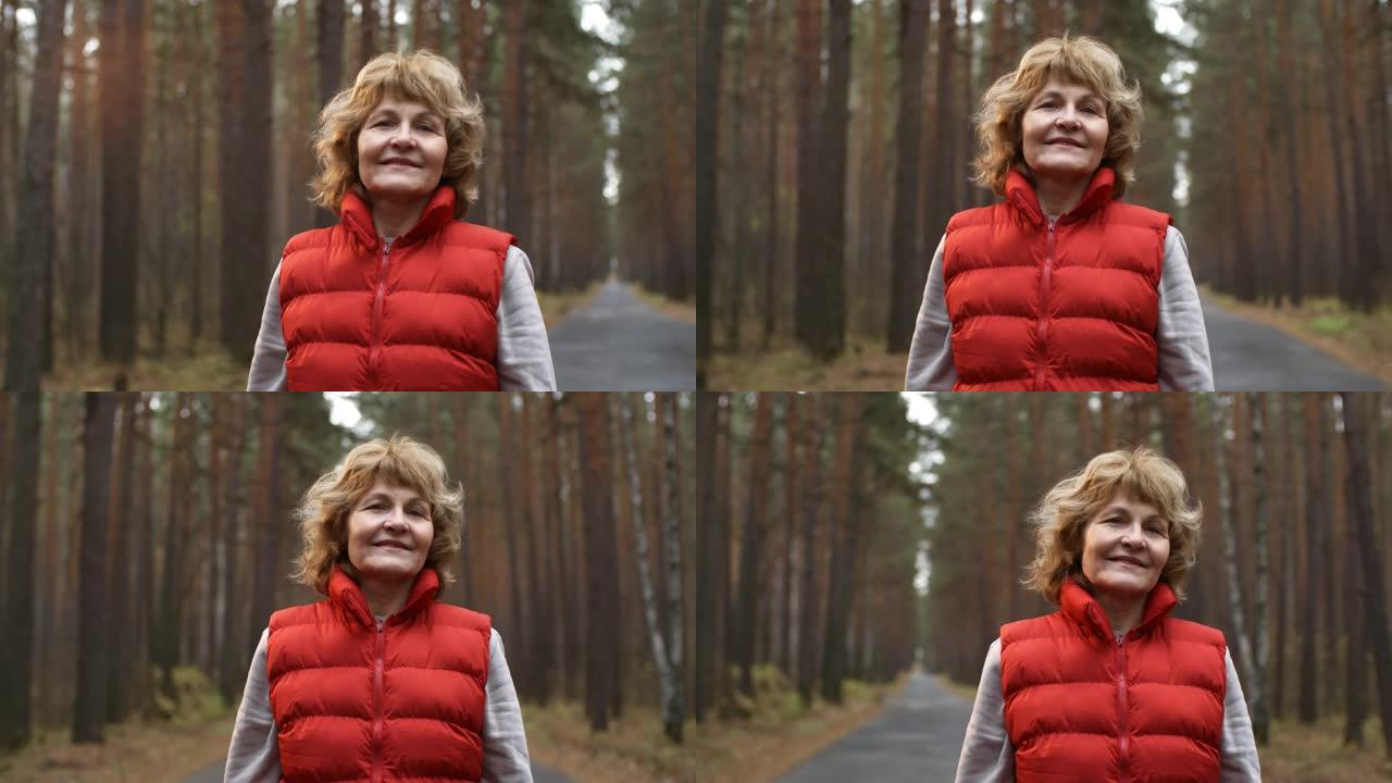 在森林中漫步的老年妇女