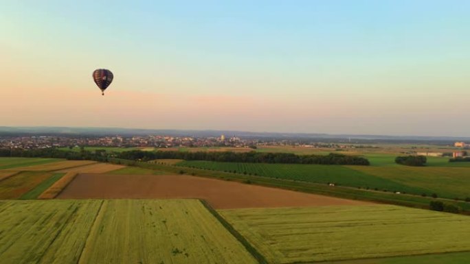乡下的空中热气球农田中的热气球旅游