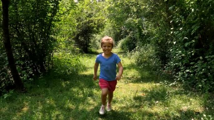 一生中最美好的时刻，一位充满爱心的快乐年轻母亲拥抱着她的孩子。爱情、家庭和幸福的概念。