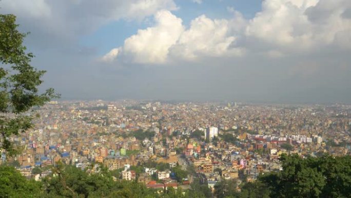 慢动作: 从著名的Swayambhunath神庙拍摄加德满都的全景。