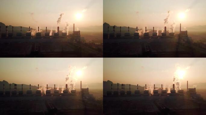 带烟囱吸烟的发电厂鸟瞰图，日落时间
