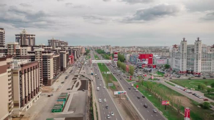 俄罗斯沃罗涅日2019年5月2日: 4k空中延时、城市景观和行驶中的汽车