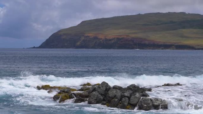 慢动作: 复活节岛的蓝色海浪坠入黑色火山岩