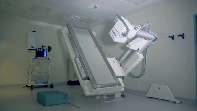 现代荧光机。医疗床在房间里旋转，特写。