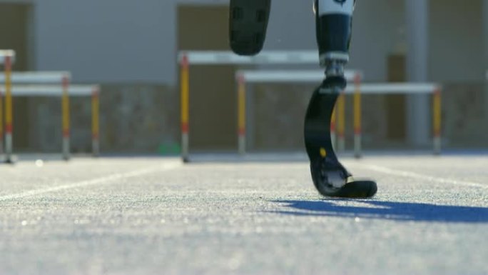 残疾人运动员站在跑道4k