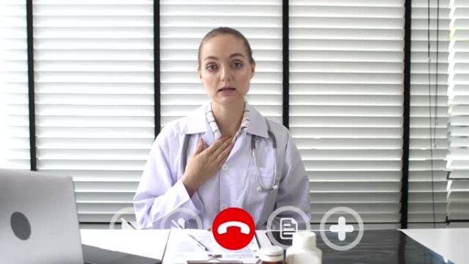 医生通过视频聊天与患者交谈在线咨询