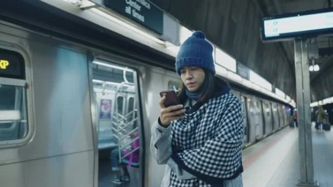 亚洲游客在地铁发短信