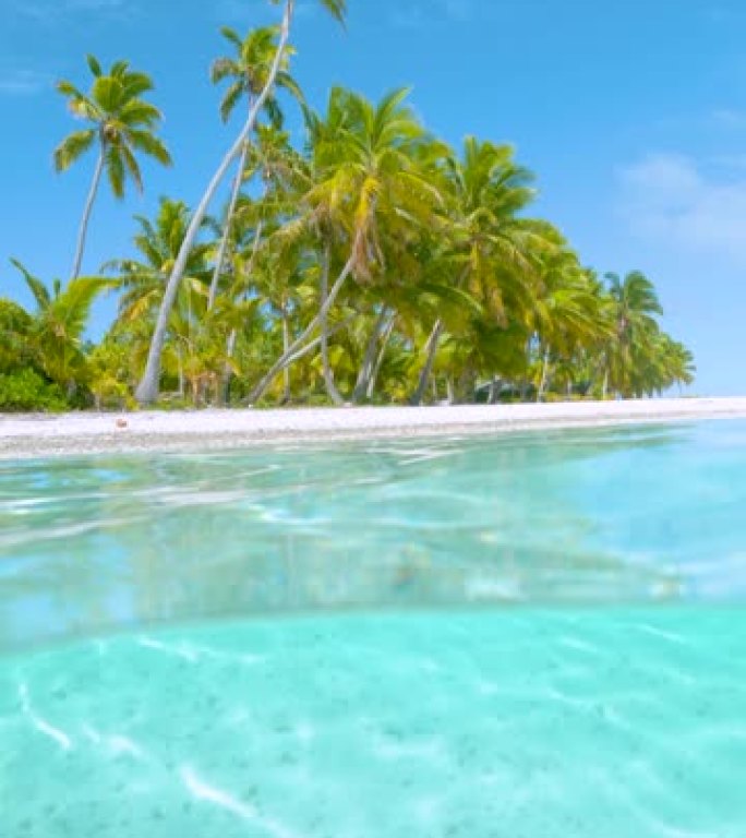 慢动作: 壮观的宝石色水和阳光灿烂的天空下的热带海滩。