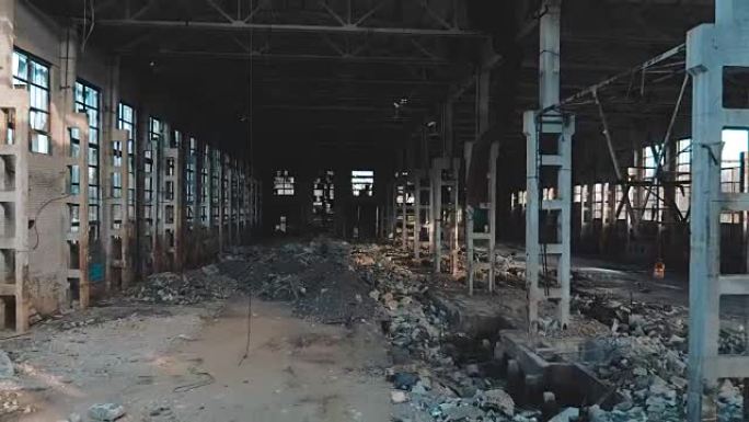 4k鸟瞰图。战后被摧毁的废弃工厂，玻璃破碎，破坏，令人恐惧的工业组成